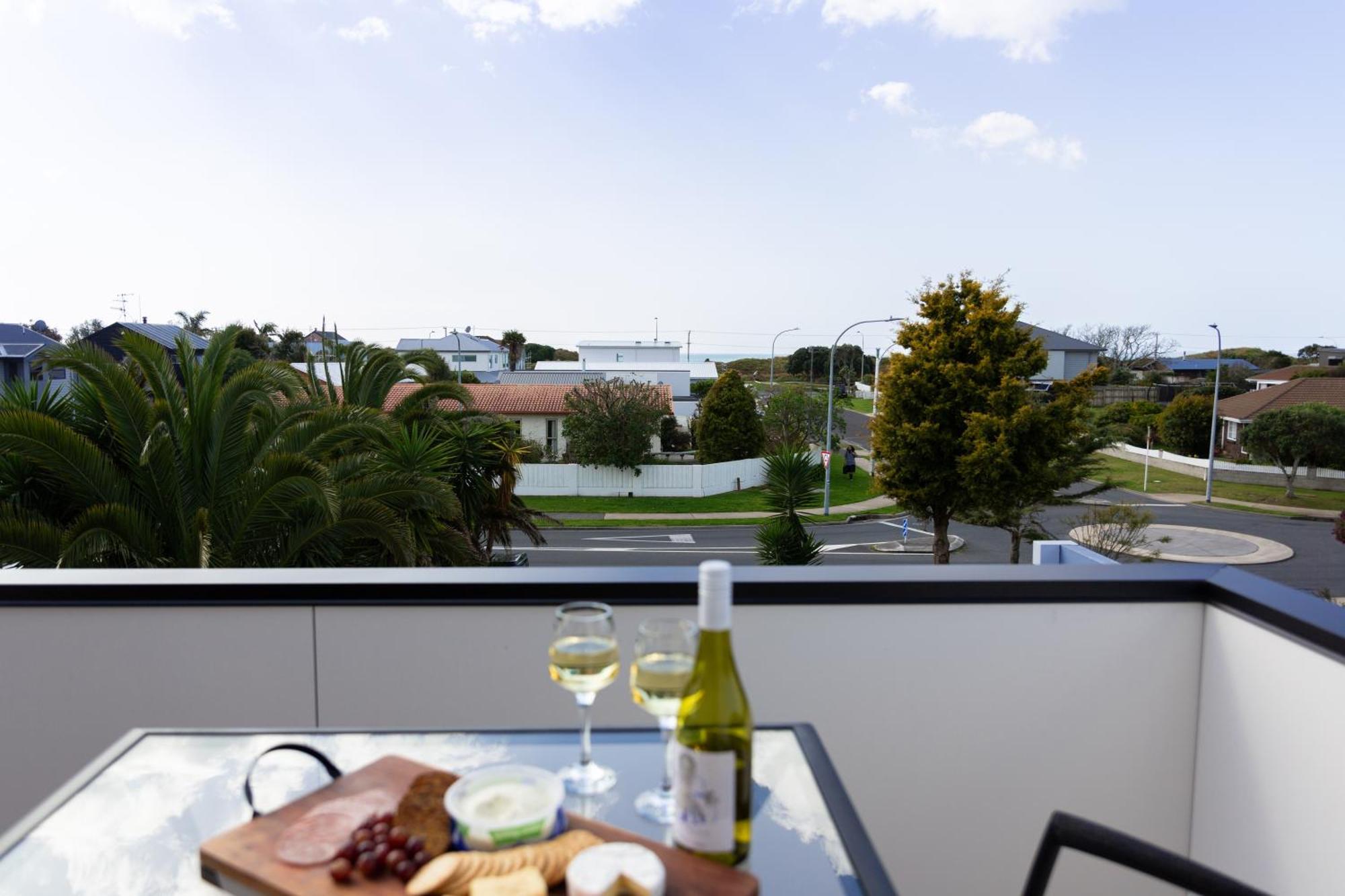 Sandbar Views Beachside Retreat - 100M From The Beach & Pets Welcome Papamoa Exterior photo