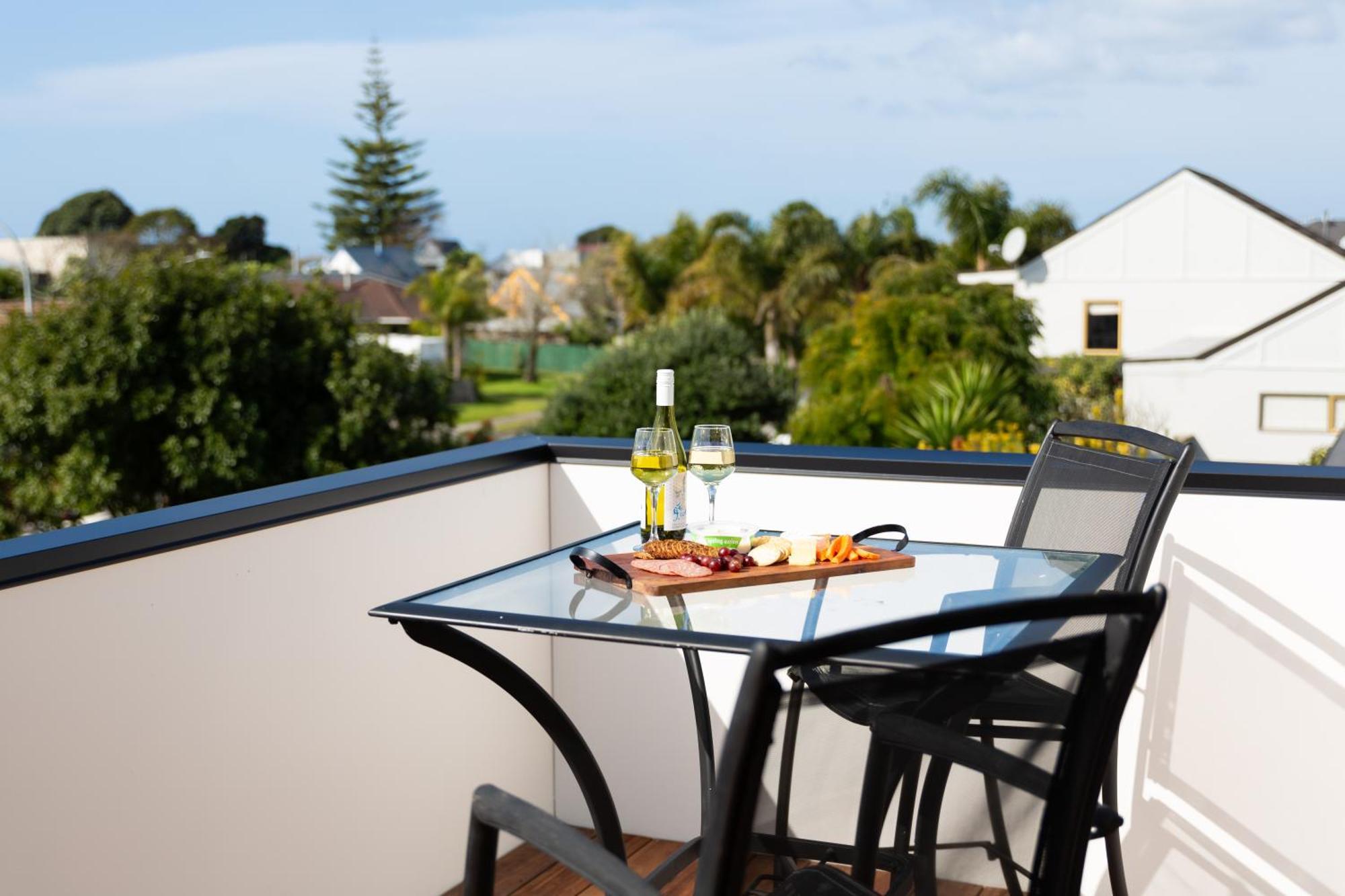Sandbar Views Beachside Retreat - 100M From The Beach & Pets Welcome Papamoa Exterior photo