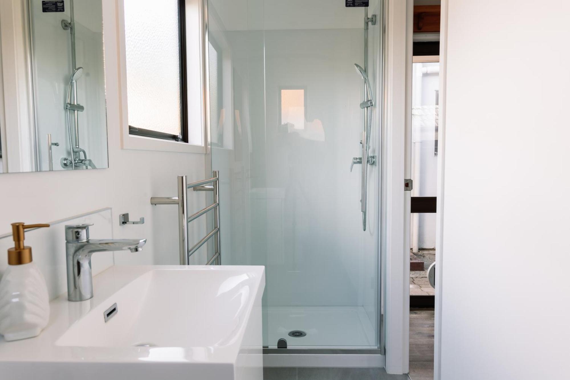Sandbar Views Beachside Retreat - 100M From The Beach & Pets Welcome Papamoa Exterior photo