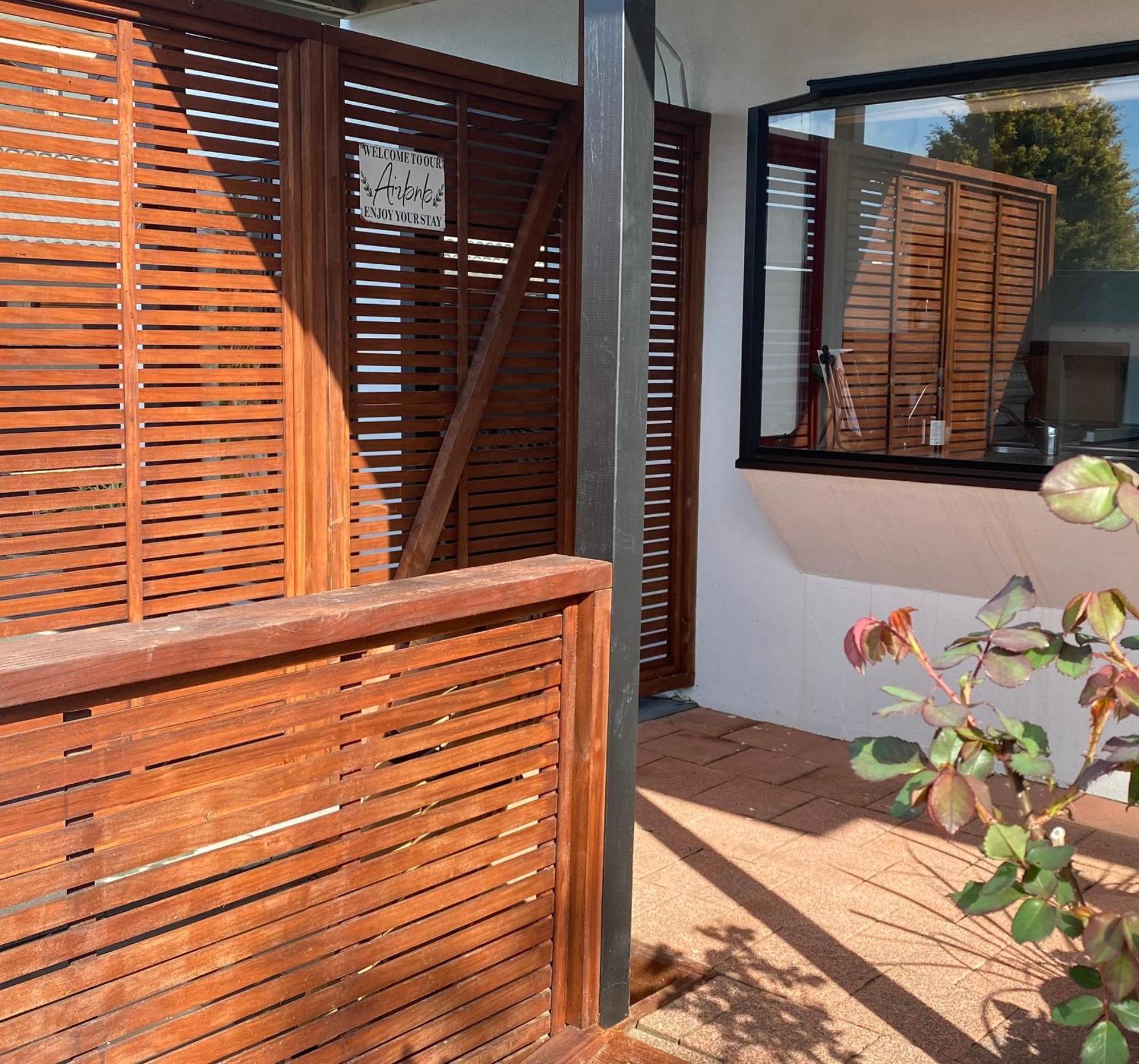 Sandbar Views Beachside Retreat - 100M From The Beach & Pets Welcome Papamoa Exterior photo